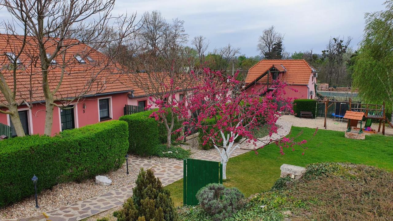 Penzion Na Lednicke Appartement Hlohovec Buitenkant foto