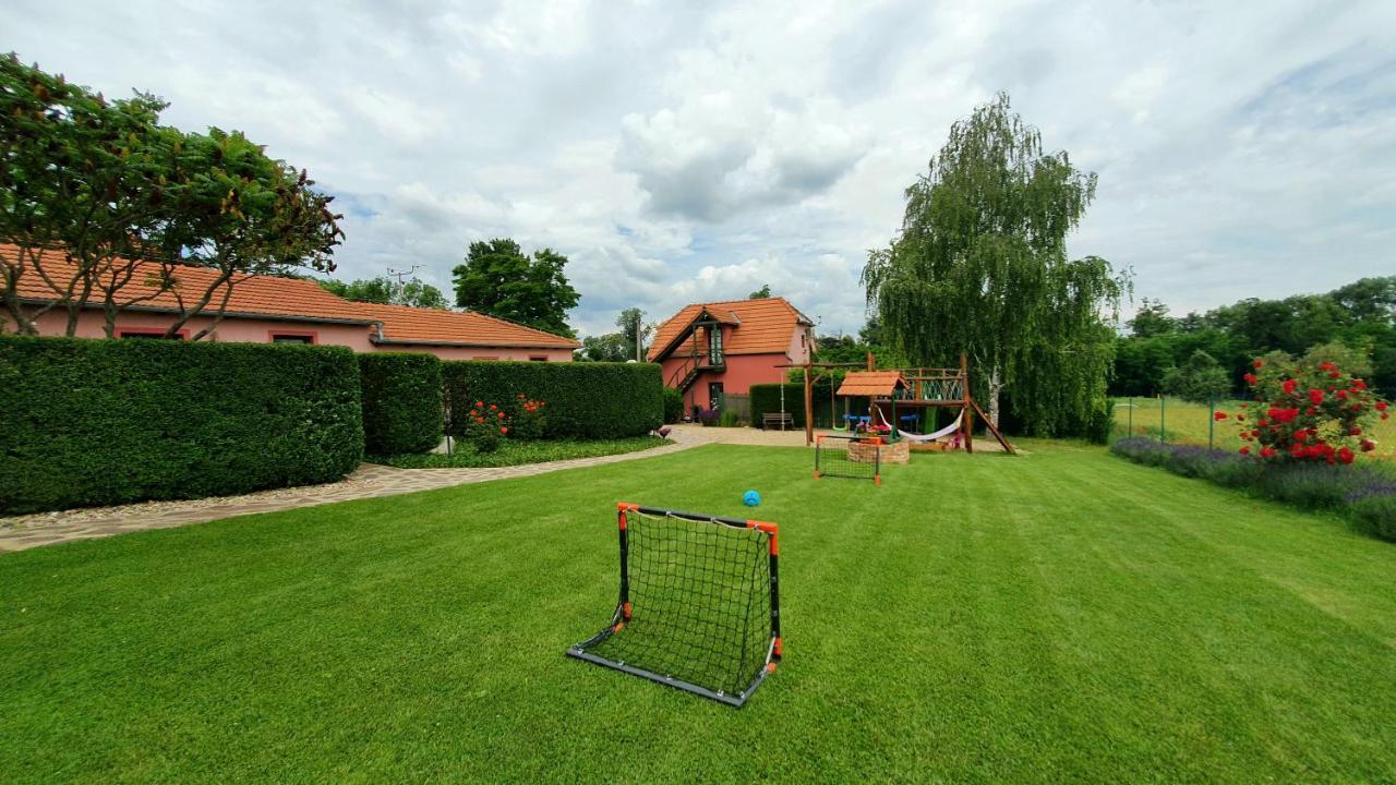 Penzion Na Lednicke Appartement Hlohovec Buitenkant foto